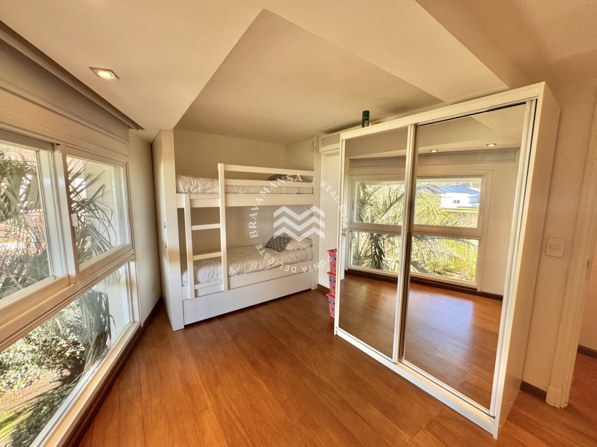 Apartamento ID.743 - Apartamento de 3 dormitorios en venta en emblemática torre de Playa Mansa, primera línea