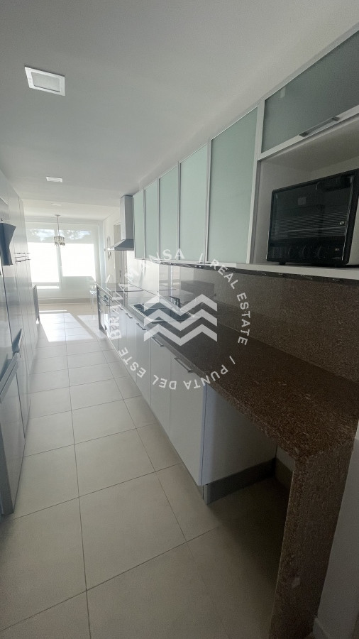 Apartamento ID.48 - VENTA Gran apartamento esquinero en Playa Brava, Punta del Este
