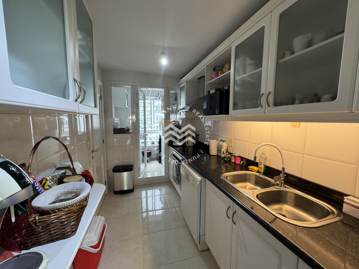 Apartamento ID.466 - VENTA En primera línea frente al mar en playa Mansa, 2 dormitorios en suite