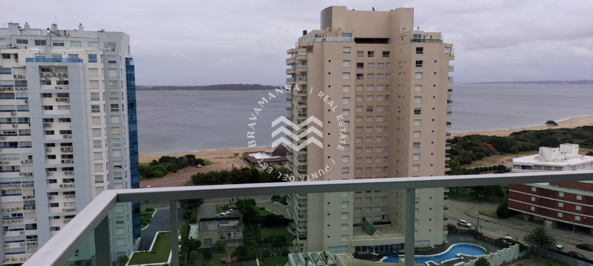 Apartamento ID.204 - Alquiler ANUAL 3 dormitorios en Playa Mansa frente al mar. Full amenities