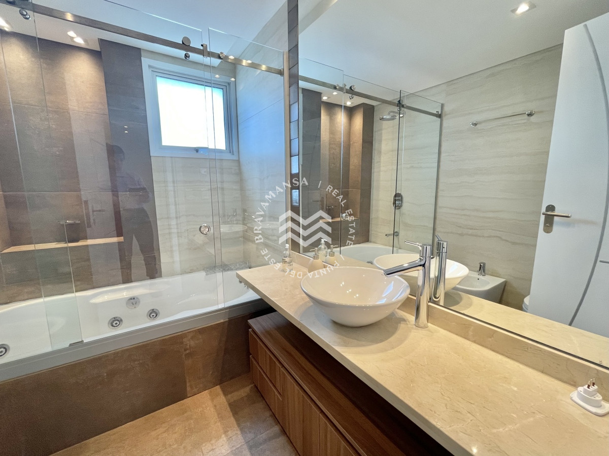 Apartamento ID.258 - Hermoso apartamento 3 dormitorios y servicio disponible en alquiler! Playa Mansa, frente al mar