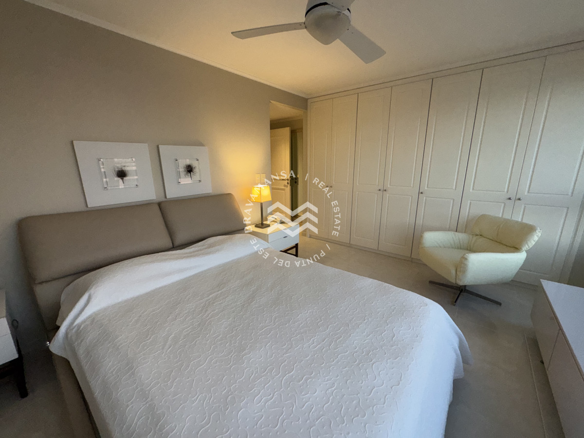 Apartamento ID.78 - Oportunidad en Playa Mansa, primera línea. 3 dormitorios y dependencia