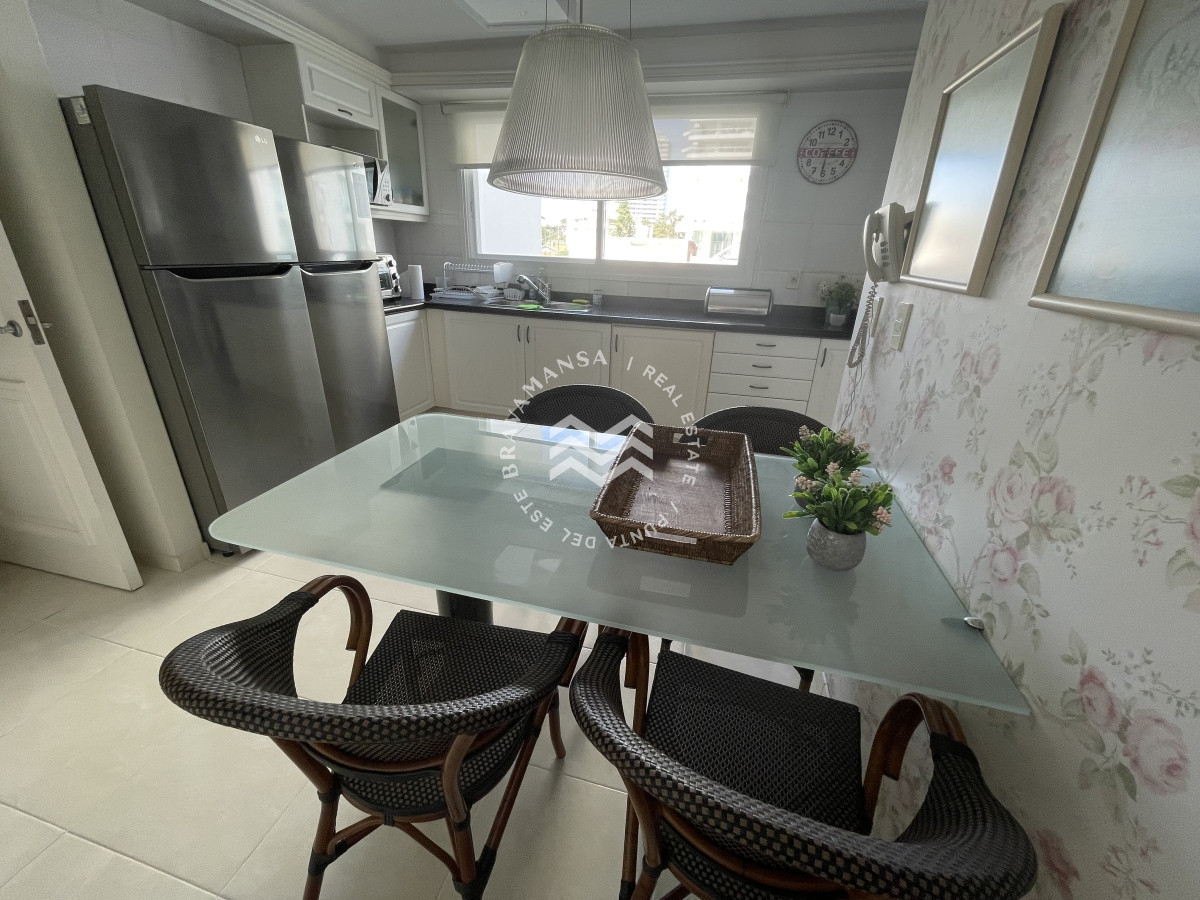 Apartamento ID.124 - Gran apartamento 4 dormitorios en suite y servicio en primera línea Punta del Este, Playa Mansa