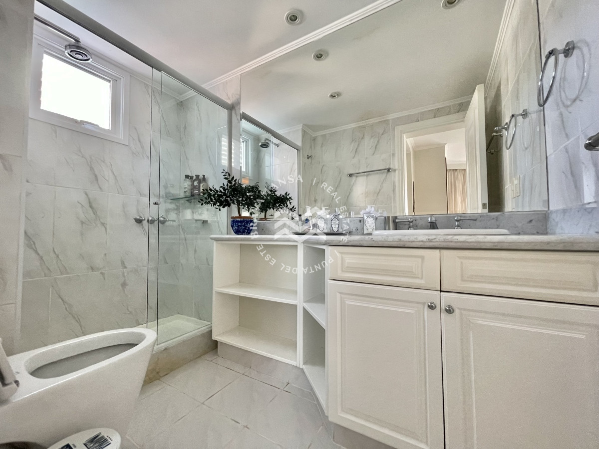 Apartamento ID.124 - Gran apartamento 4 dormitorios en suite y servicio en primera línea Punta del Este, Playa Mansa