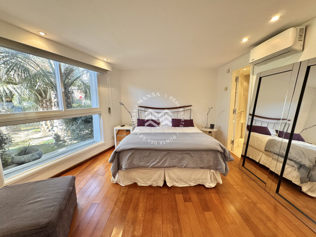 Apartamento ID.743 - Apartamento de 3 dormitorios en venta en emblemática torre de Playa Mansa, primera línea