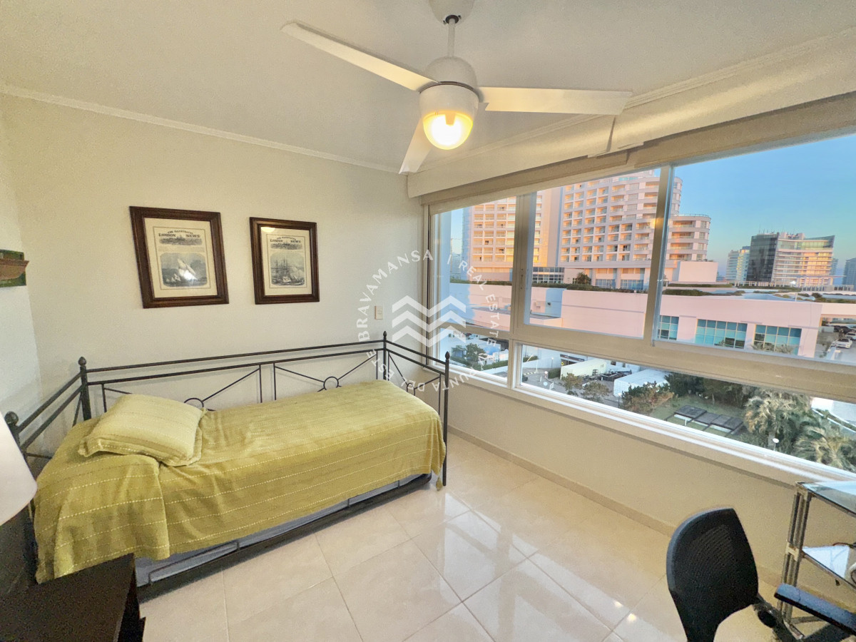 Apartamento ID.78 - Oportunidad en Playa Mansa, primera línea. 3 dormitorios y dependencia