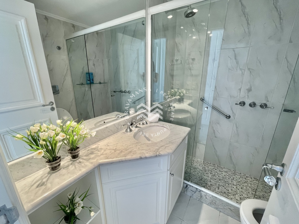 Apartamento ID.124 - Gran apartamento 4 dormitorios en suite y servicio en primera línea Punta del Este, Playa Mansa