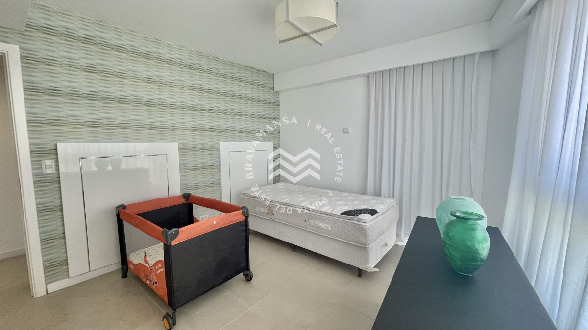Apartamento ID.48 - VENTA Gran apartamento esquinero en Playa Brava, Punta del Este