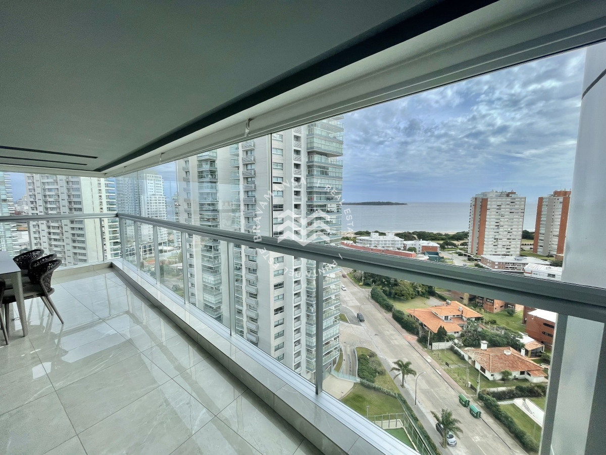Apartamento ID.258 - Hermoso apartamento 3 dormitorios y servicio disponible en alquiler! Playa Mansa, frente al mar