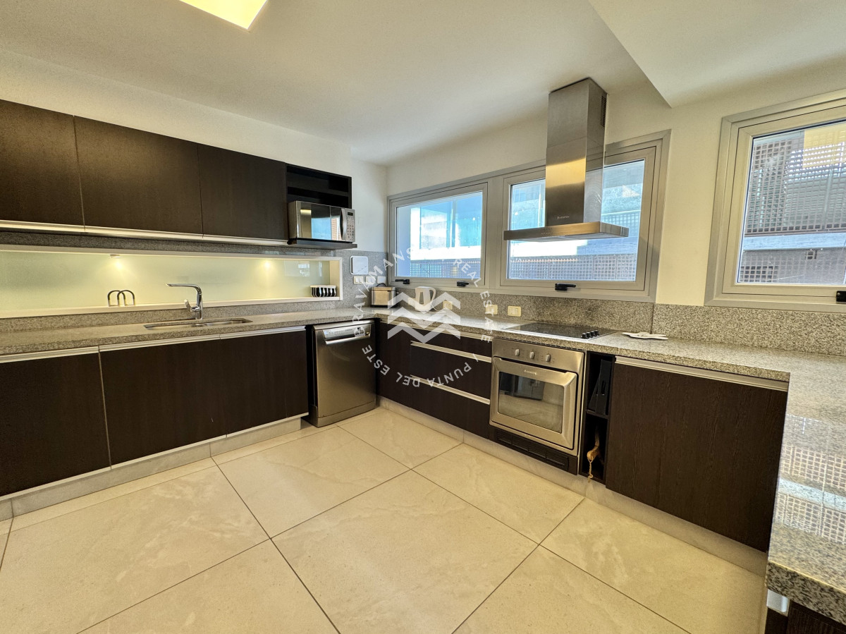 Apartamento ID.715 - VENTA Gran apartamento en Playa Brava, 3 dormitorios y dependencia servicio