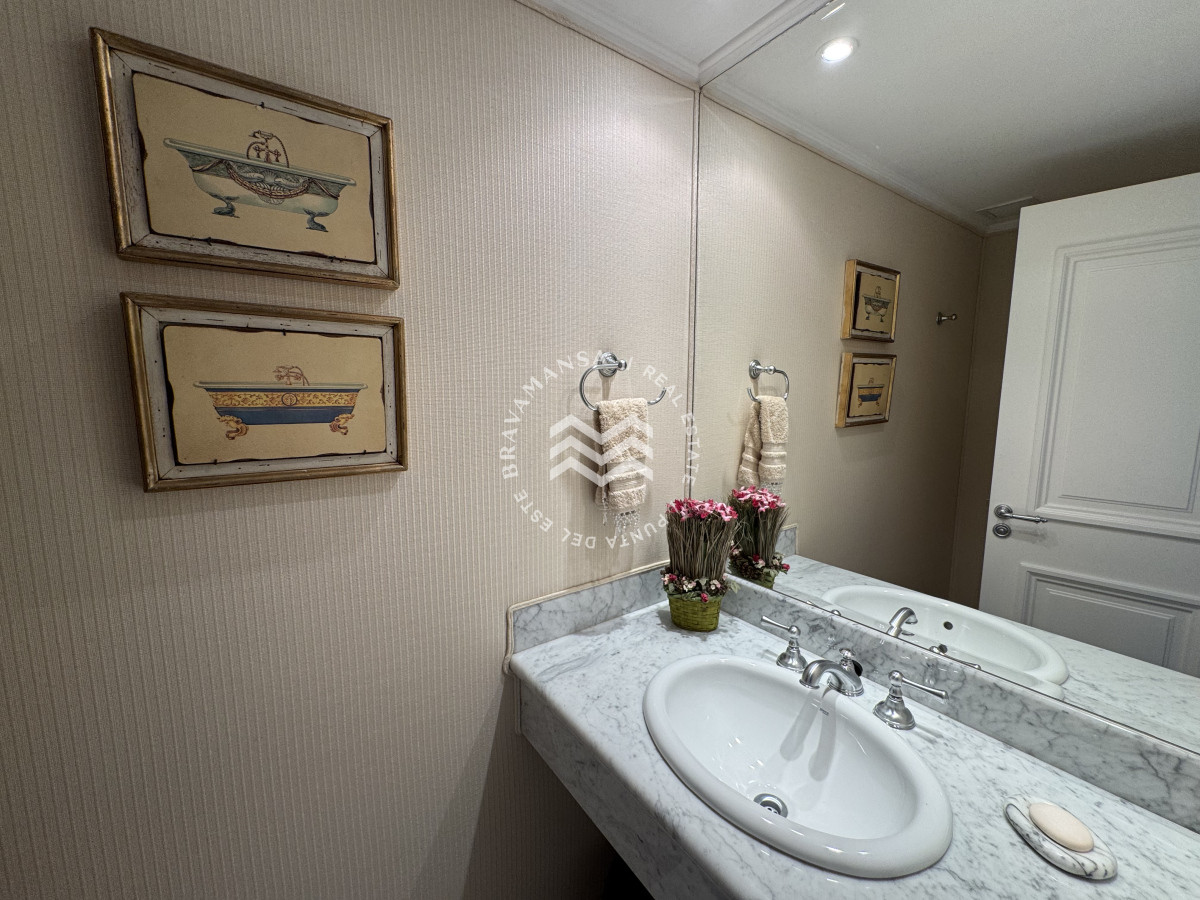 Apartamento ID.479 - VENTA Primera línea 2 dormitorios ensuite, playa mansa zona Enjoy