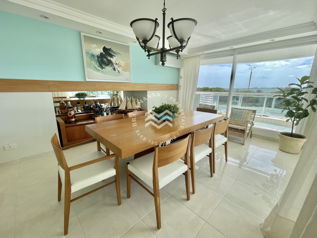 Apartamento ID.124 - Gran apartamento 4 dormitorios en suite y servicio en primera línea Punta del Este, Playa Mansa