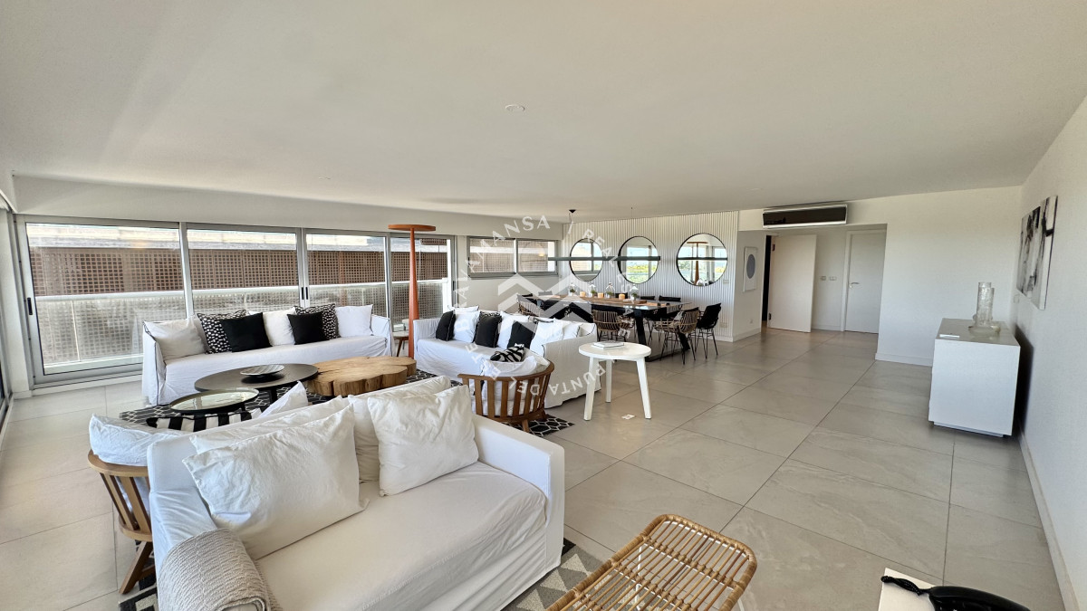 Apartamento ID.715 - VENTA Gran apartamento en Playa Brava, 3 dormitorios y dependencia servicio