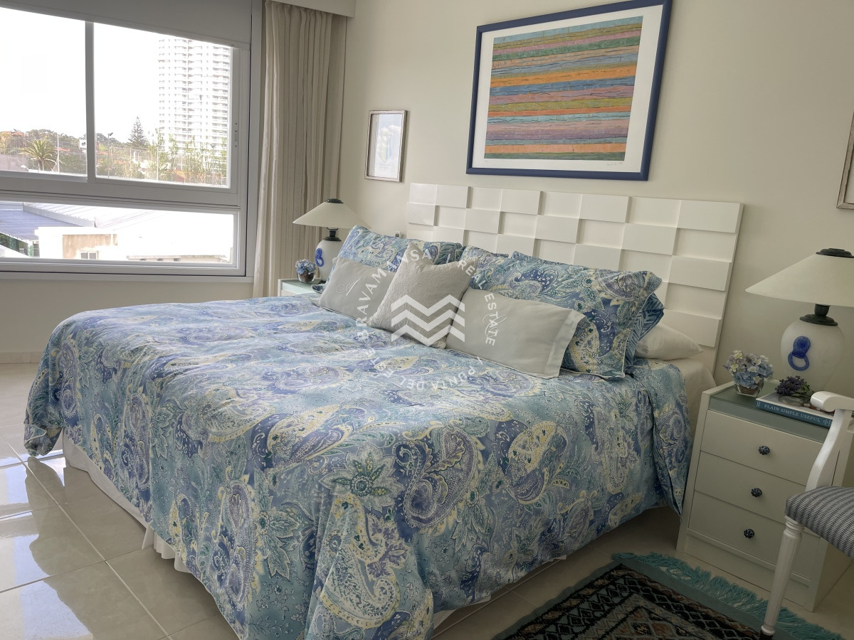 Apartamento ID.124 - Gran apartamento 4 dormitorios en suite y servicio en primera línea Punta del Este, Playa Mansa