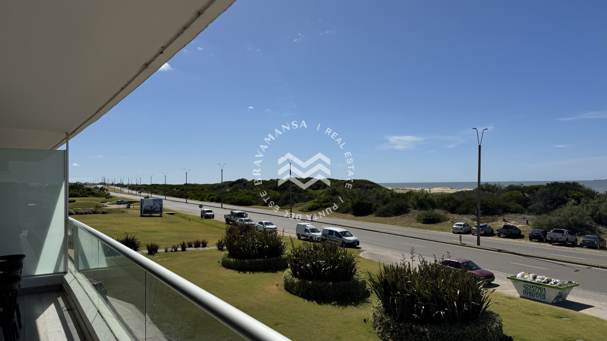 Apartamento ID.715 - VENTA Gran apartamento en Playa Brava, 3 dormitorios y dependencia servicio