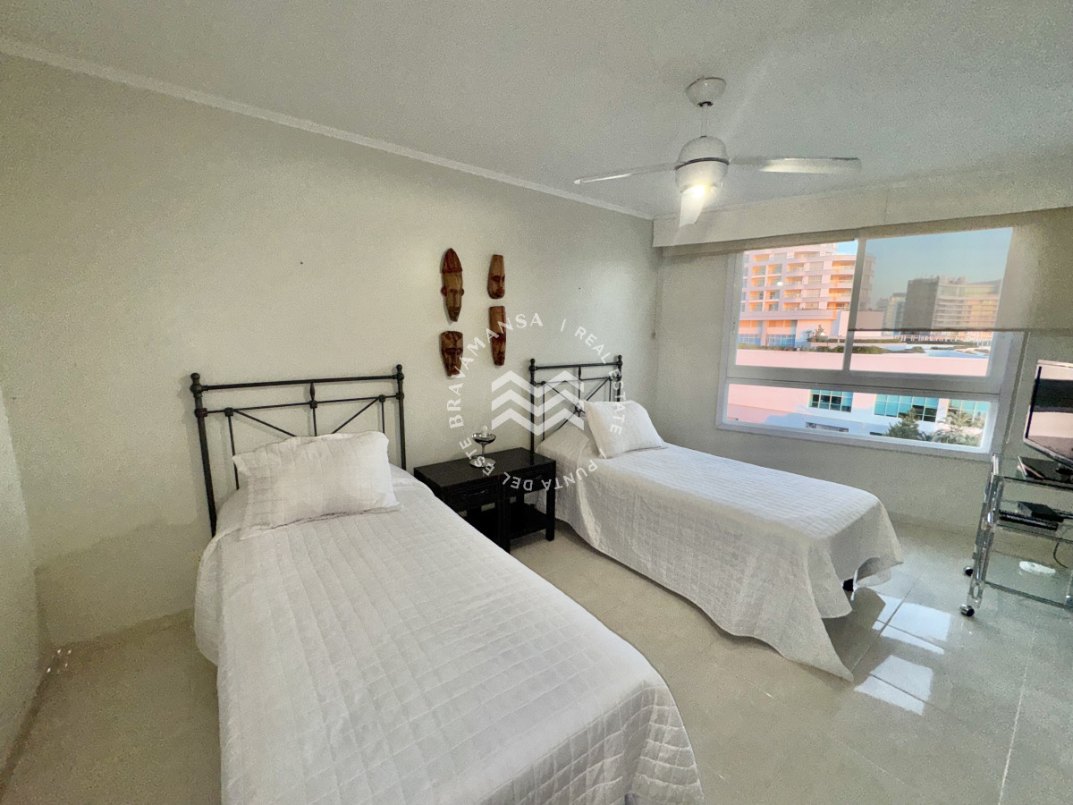 Apartamento ID.78 - Oportunidad en Playa Mansa, primera línea. 3 dormitorios y dependencia
