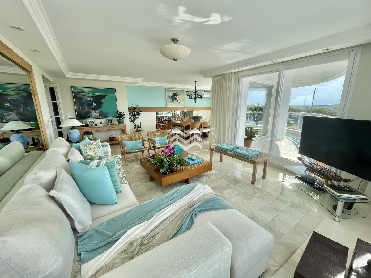 Apartamento ID.124 - Gran apartamento 4 dormitorios en suite y servicio en primera línea Punta del Este, Playa Mansa