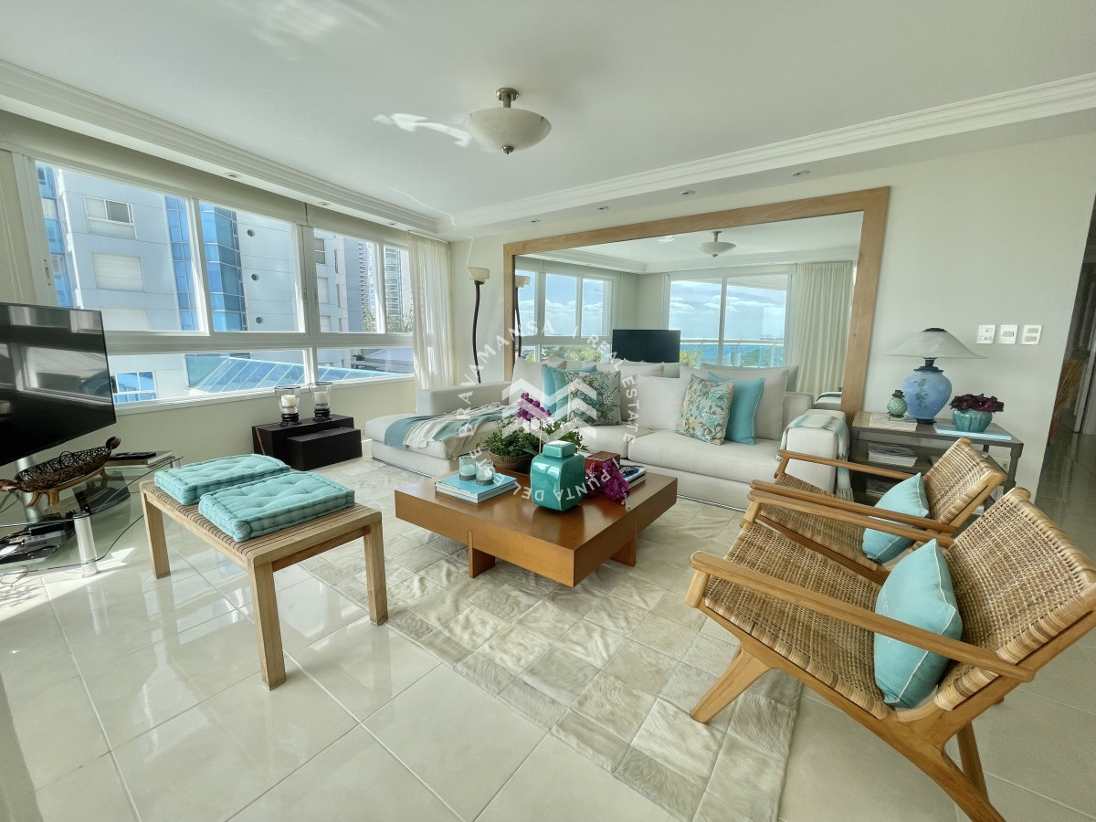 Apartamento ID.124 - Gran apartamento 4 dormitorios en suite y servicio en primera línea Punta del Este, Playa Mansa