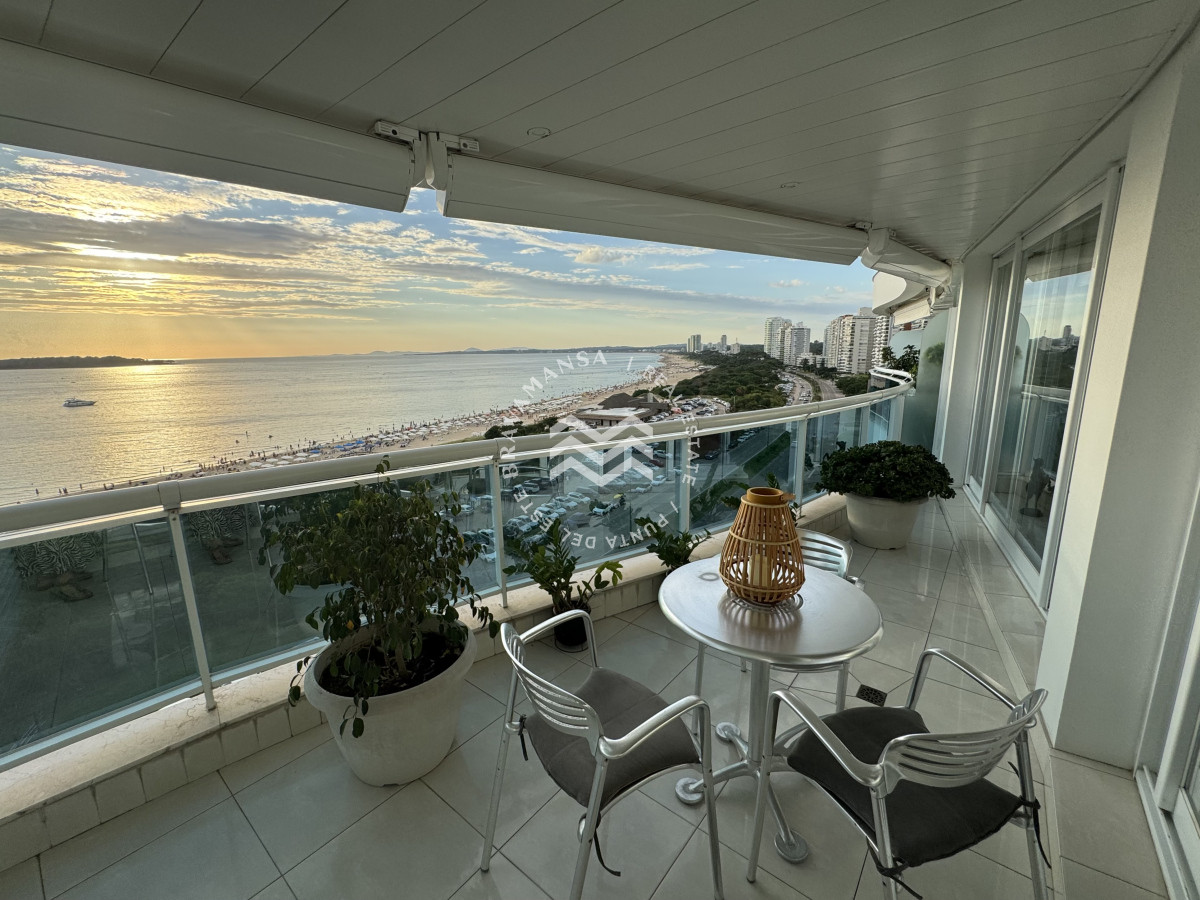 Apartamento ID.466 - VENTA En primera línea frente al mar en playa Mansa, 2 dormitorios en suite