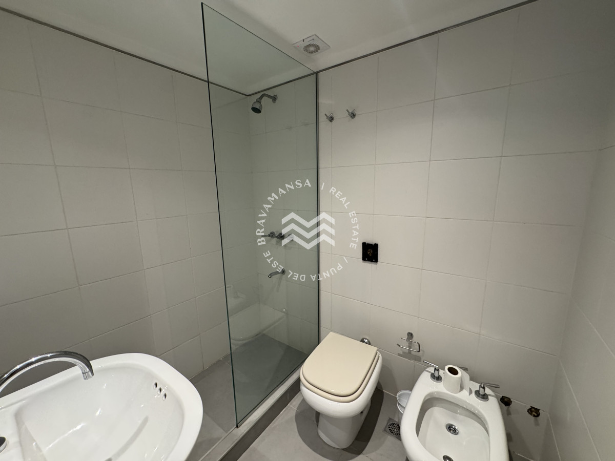 Apartamento ID.715 - VENTA Gran apartamento en Playa Brava, 3 dormitorios y dependencia servicio