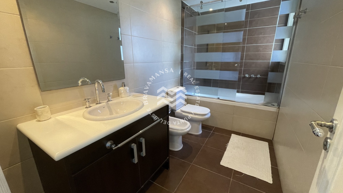 Apartamento ID.359 - ALQUILER Imperiale 3 dormitorios + servicio. Playa Brava