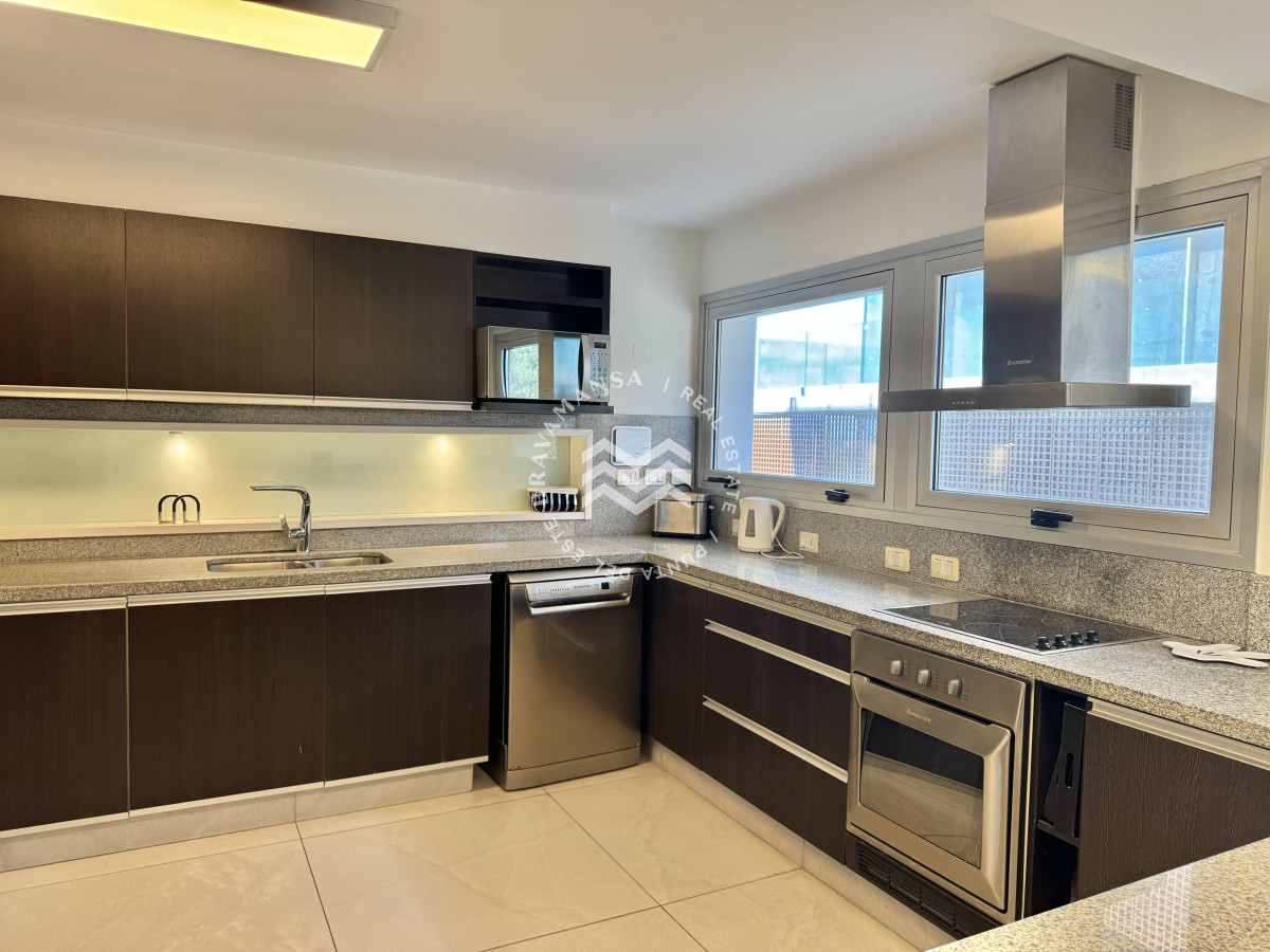 Apartamento ID.715 - VENTA Gran apartamento en Playa Brava, 3 dormitorios y dependencia servicio