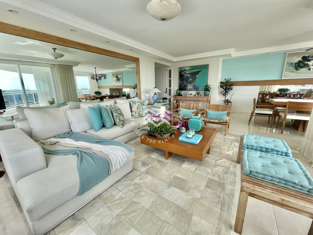 Apartamento ID.124 - Gran apartamento 4 dormitorios en suite y servicio en primera línea Punta del Este, Playa Mansa