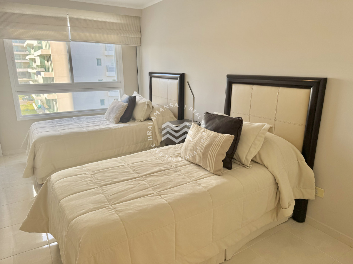 Apartamento ID.479 - VENTA Primera línea 2 dormitorios ensuite, playa mansa zona Enjoy