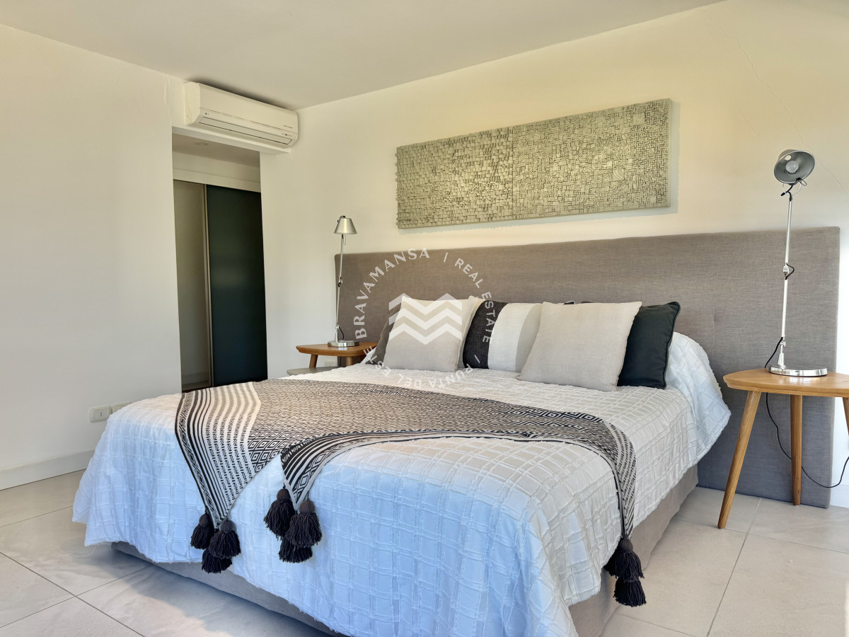 Apartamento ID.715 - VENTA Gran apartamento en Playa Brava, 3 dormitorios y dependencia servicio