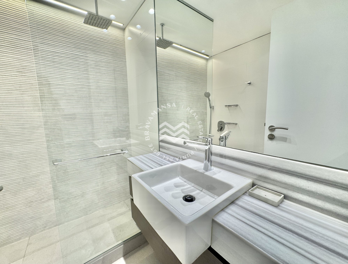 Apartamento ID.715 - VENTA Gran apartamento en Playa Brava, 3 dormitorios y dependencia servicio