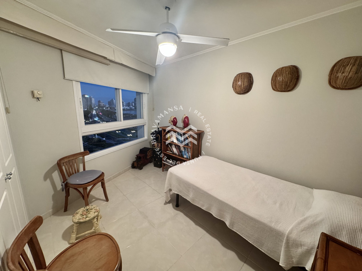 Apartamento ID.78 - Oportunidad en Playa Mansa, primera línea. 3 dormitorios y dependencia