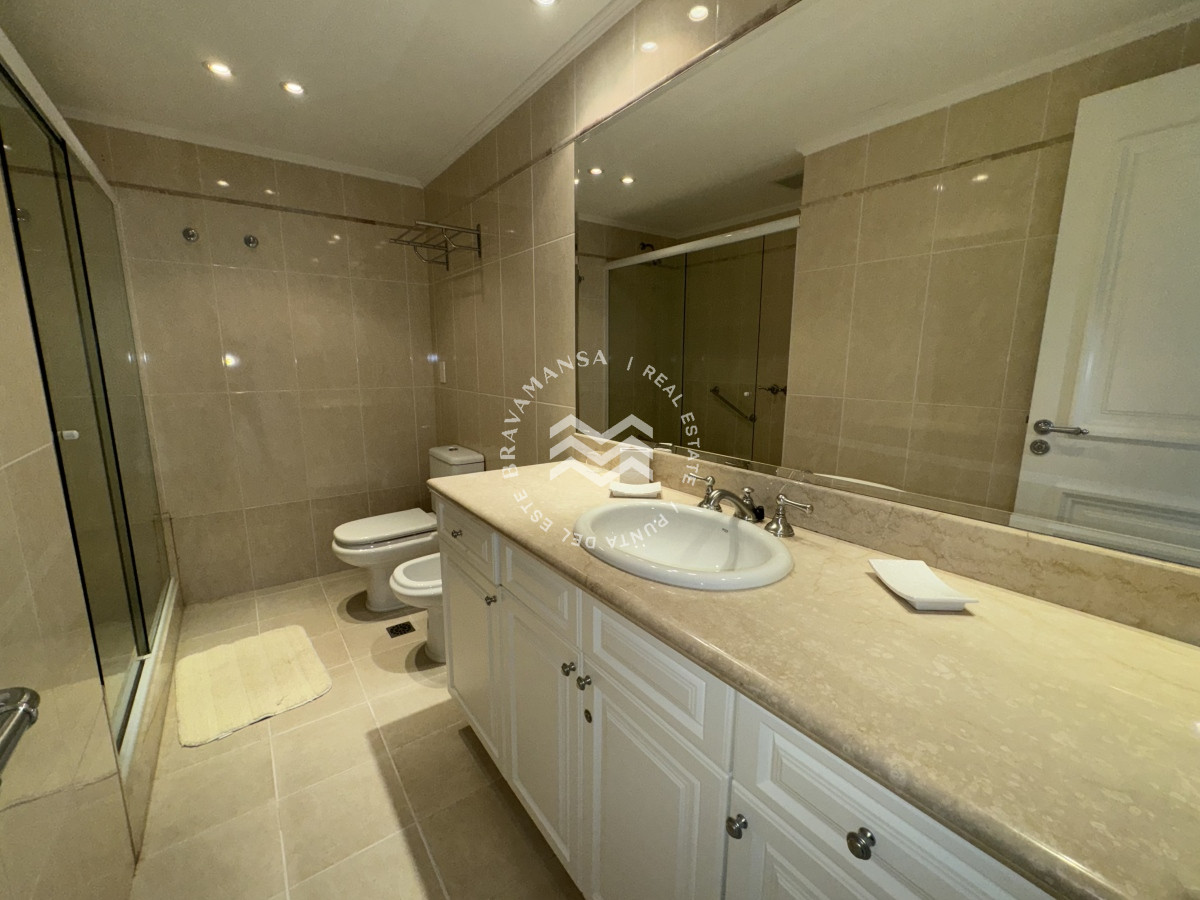 Apartamento ID.280 - Apartamento de 3 dormitorios y servicio frente al mar en Playa Mansa, ALQUILER TEMPORADA