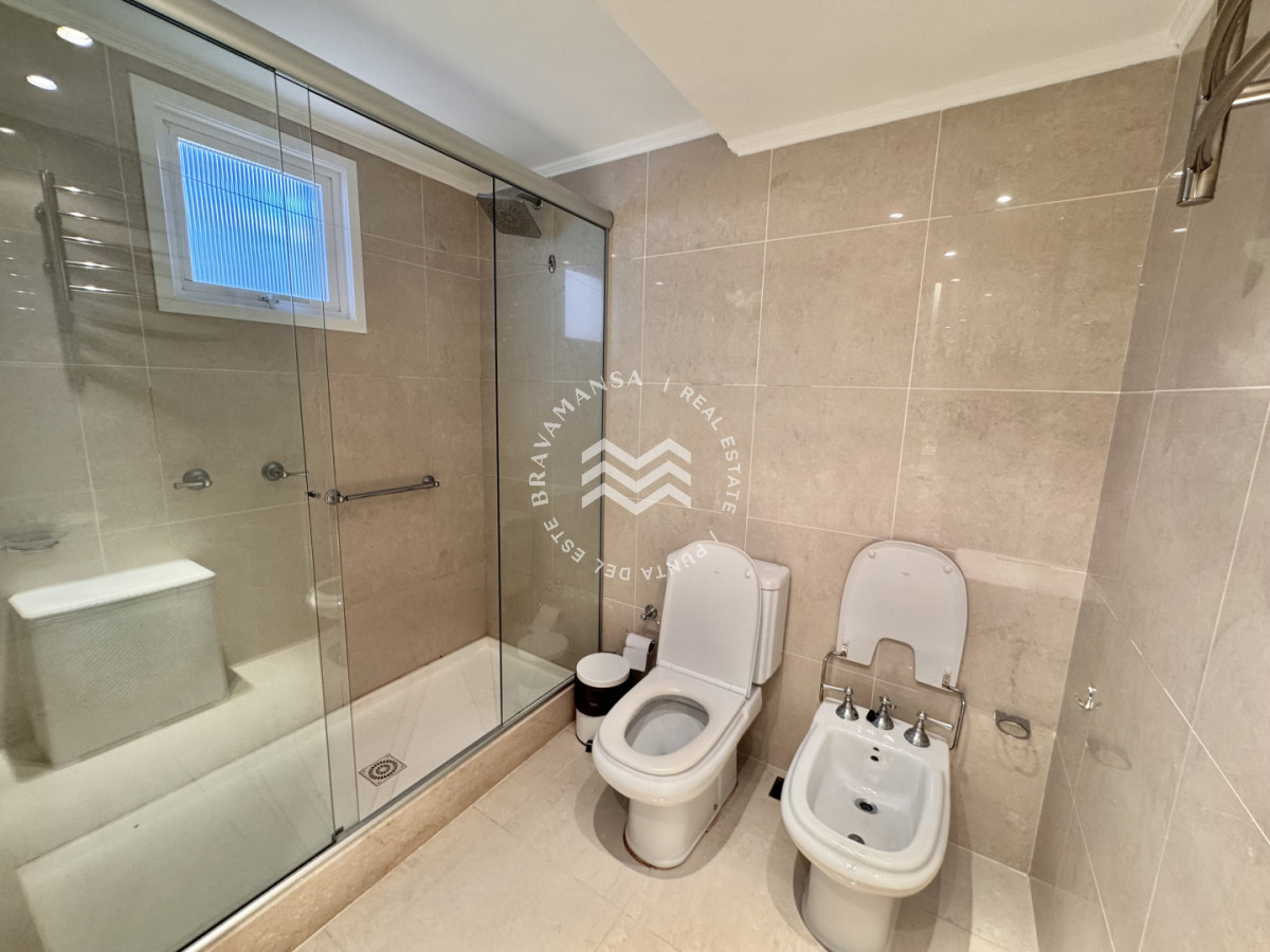 Apartamento ID.743 - Apartamento de 3 dormitorios en venta en emblemática torre de Playa Mansa, primera línea