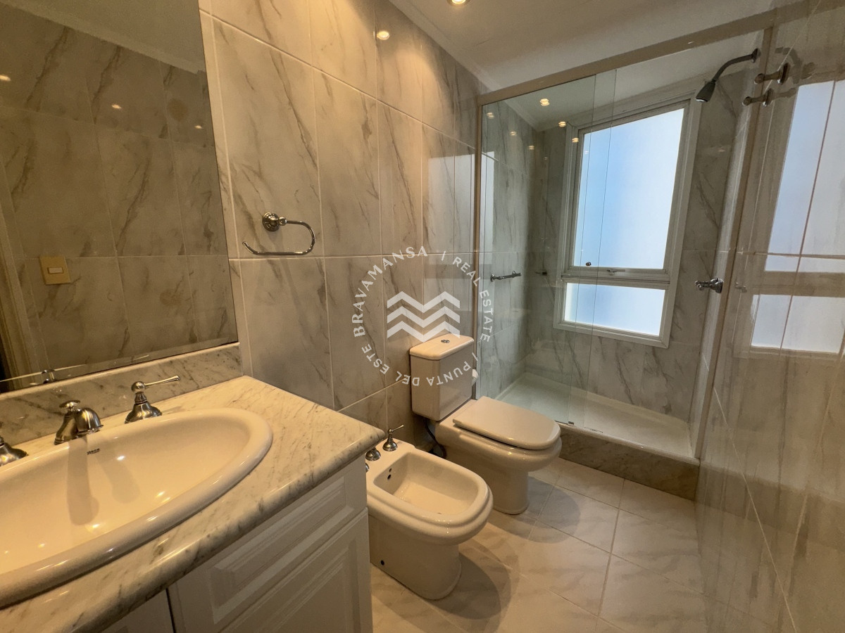 Apartamento ID.280 - Apartamento de 3 dormitorios y servicio frente al mar en Playa Mansa, ALQUILER TEMPORADA