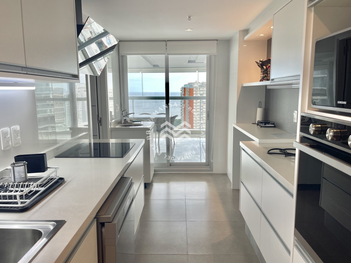 Apartamento ID.258 - Hermoso apartamento 3 dormitorios y servicio disponible en alquiler! Playa Mansa, frente al mar