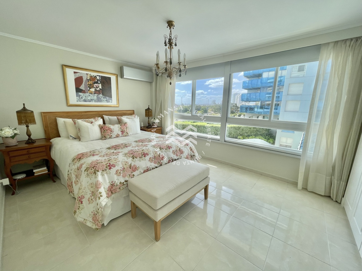 Apartamento ID.124 - Gran apartamento 4 dormitorios en suite y servicio en primera línea Punta del Este, Playa Mansa