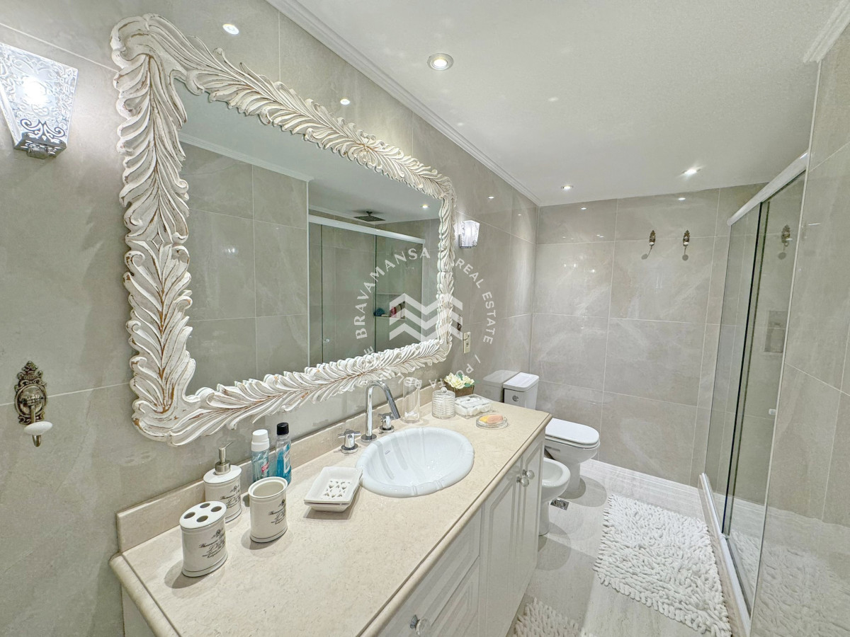 Apartamento ID.701 - VENTA Apartamento 3 dormitorios en excepcional edificio en Playa Mansa