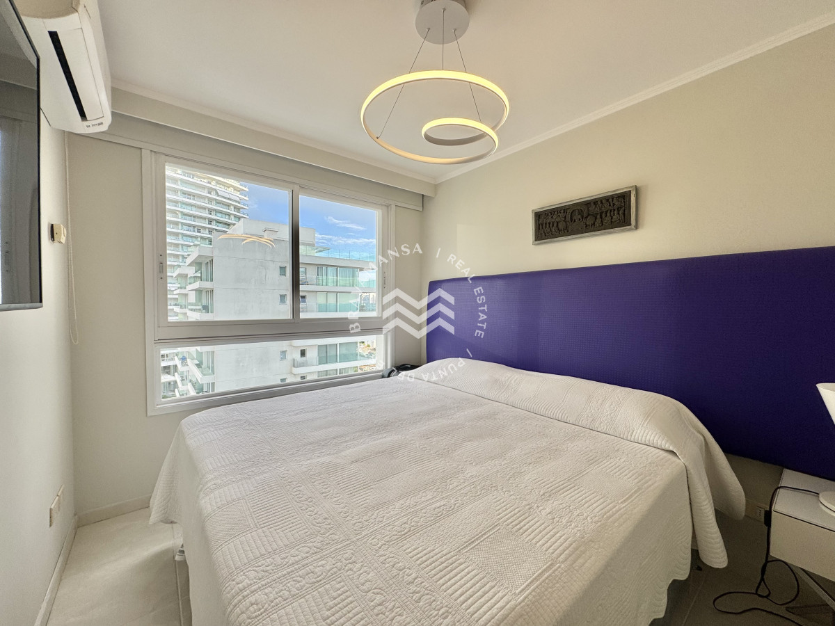 Apartamento ID.466 - VENTA En primera línea frente al mar en playa Mansa, 2 dormitorios en suite