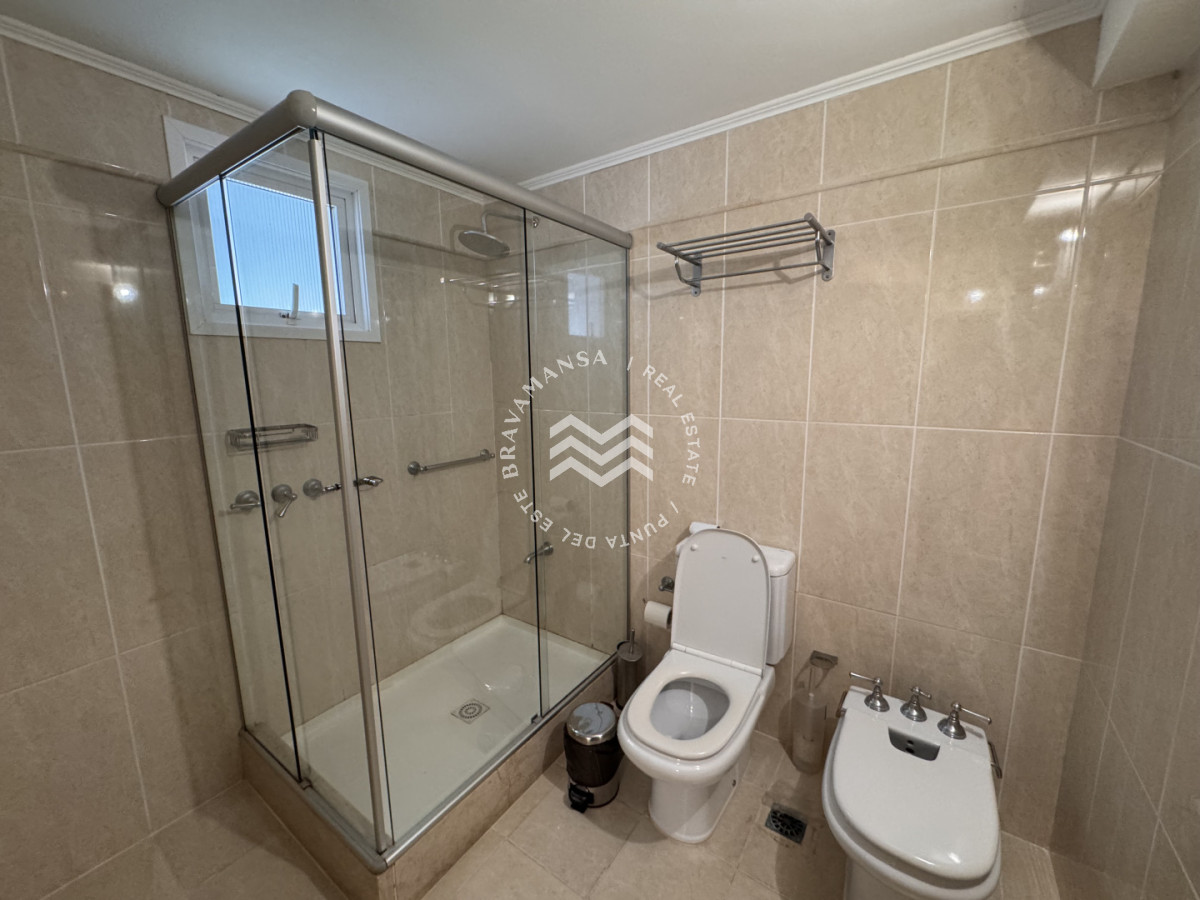 Apartamento ID.743 - Apartamento de 3 dormitorios en venta en emblemática torre de Playa Mansa, primera línea