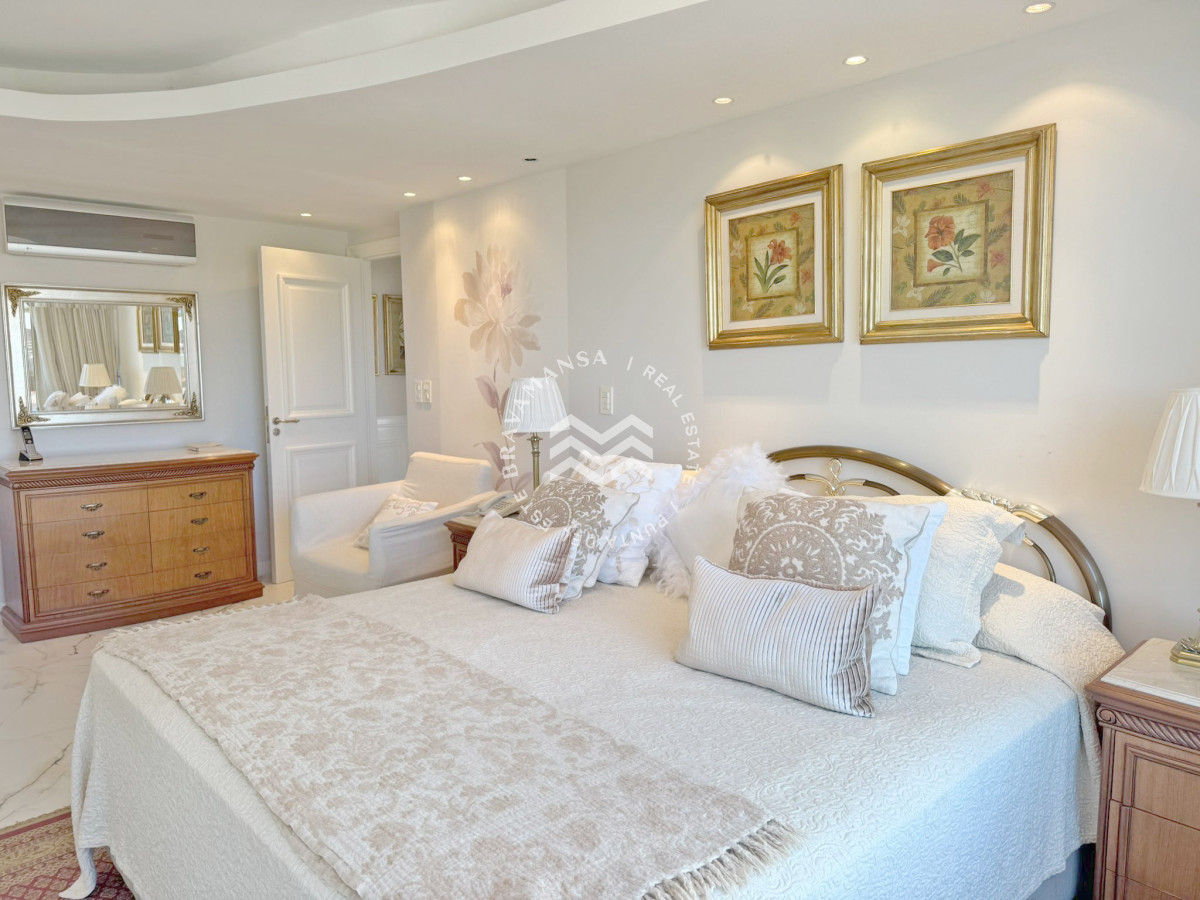 Apartamento ID.701 - VENTA Apartamento 3 dormitorios en excepcional edificio en Playa Mansa