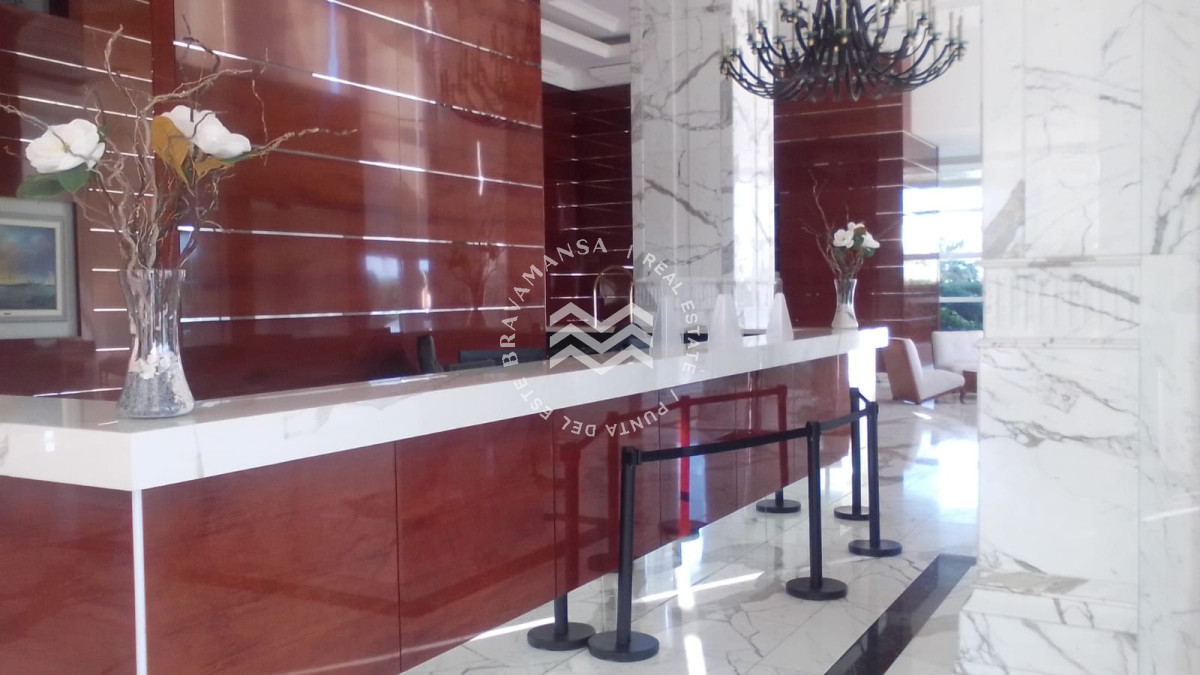 Apartamento ID.124 - Gran apartamento 4 dormitorios en suite y servicio en primera línea Punta del Este, Playa Mansa