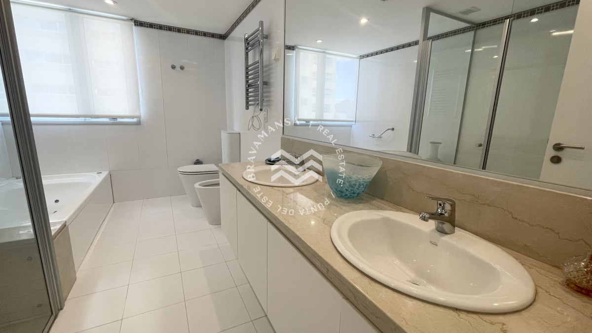 Apartamento ID.48 - VENTA Gran apartamento esquinero en Playa Brava, Punta del Este