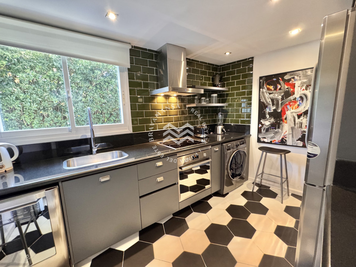 Apartamento ID.743 - Apartamento de 3 dormitorios en venta en emblemática torre de Playa Mansa, primera línea