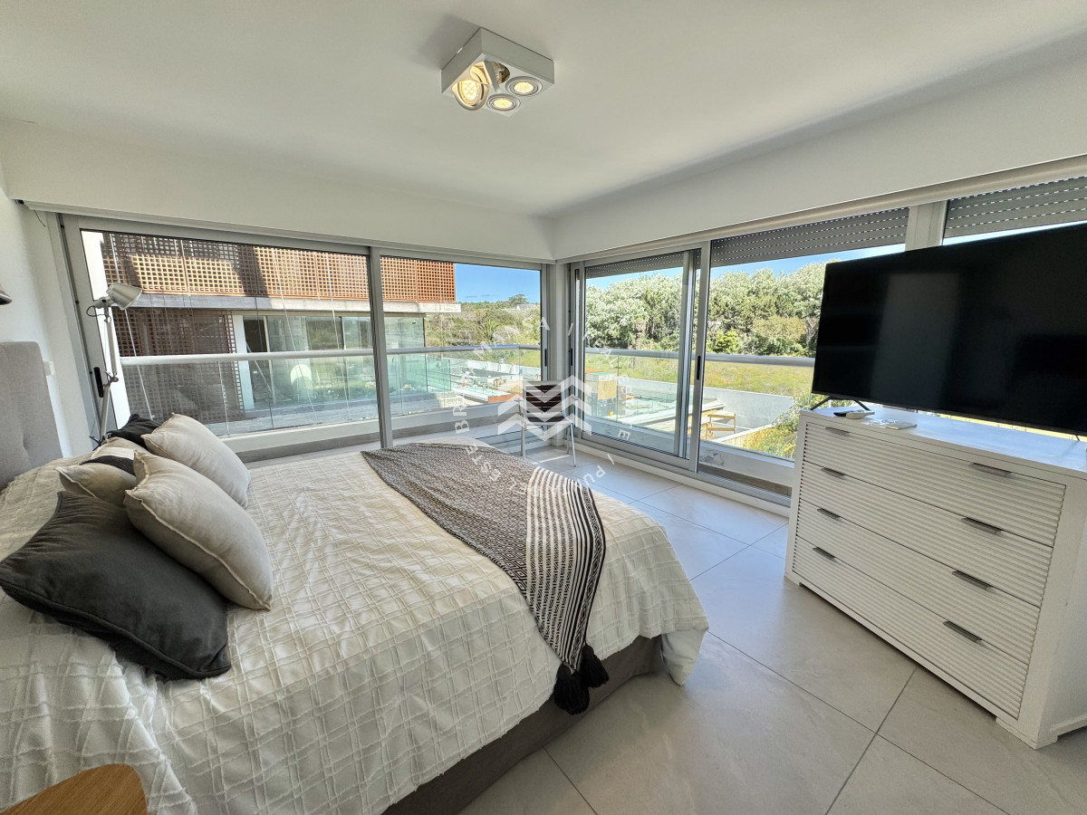 Apartamento ID.715 - VENTA Gran apartamento en Playa Brava, 3 dormitorios y dependencia servicio