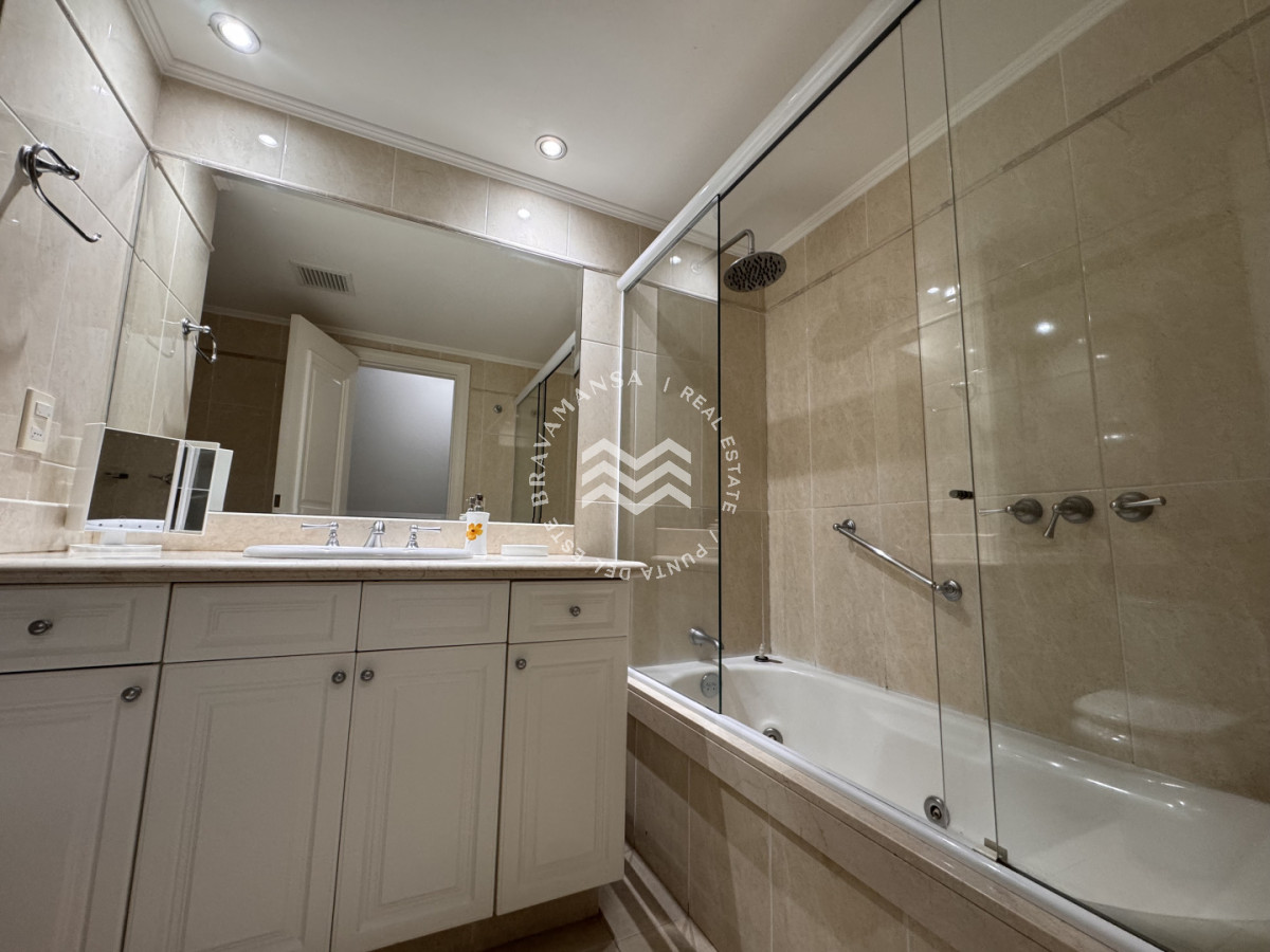 Apartamento ID.370 - Millenium Tower Primera linea Playa Mansa, 2 dormitorios ensuite