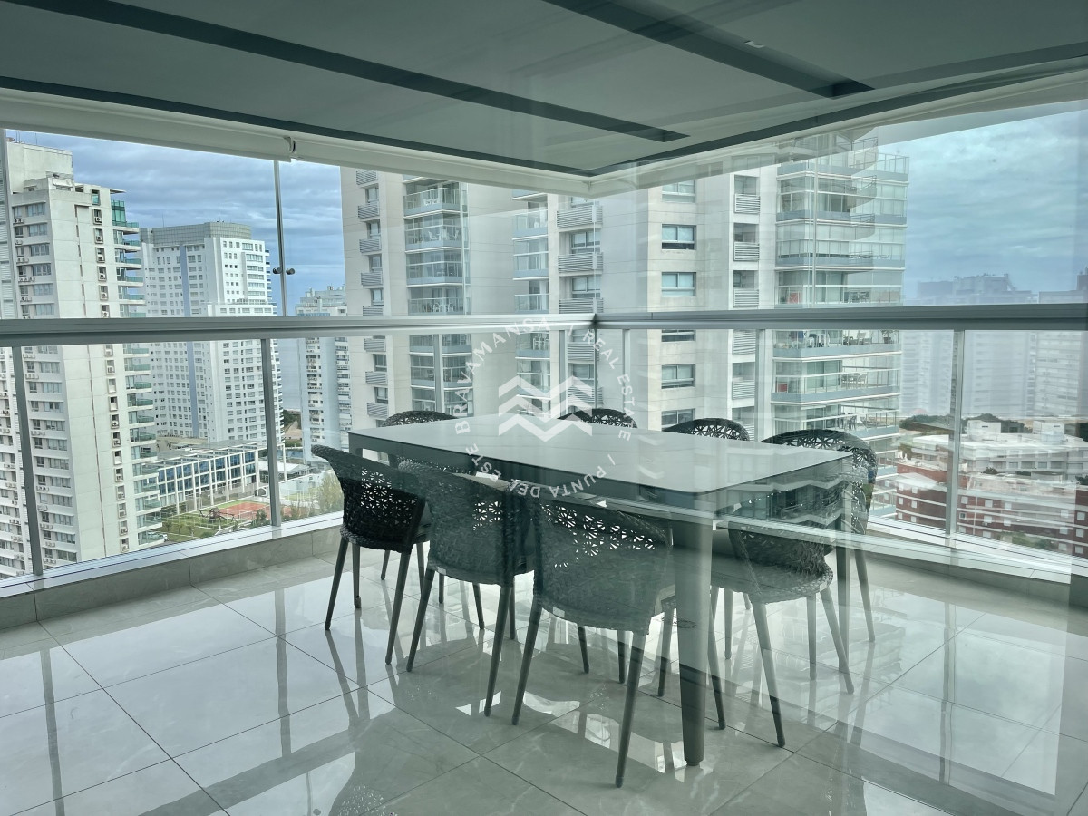 Apartamento ID.258 - Hermoso apartamento 3 dormitorios y servicio disponible en alquiler! Playa Mansa, frente al mar