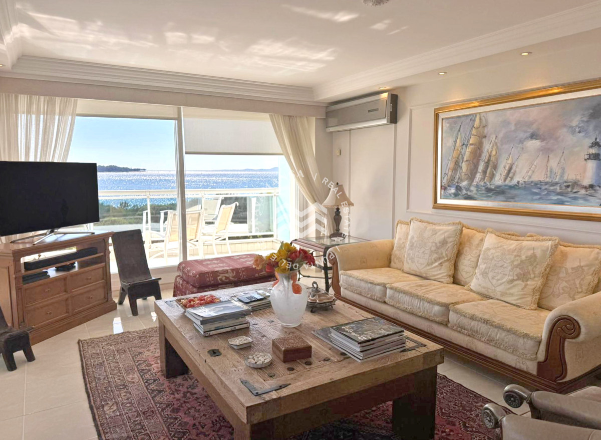 Apartamento ID.701 - VENTA Apartamento 3 dormitorios en excepcional edificio en Playa Mansa