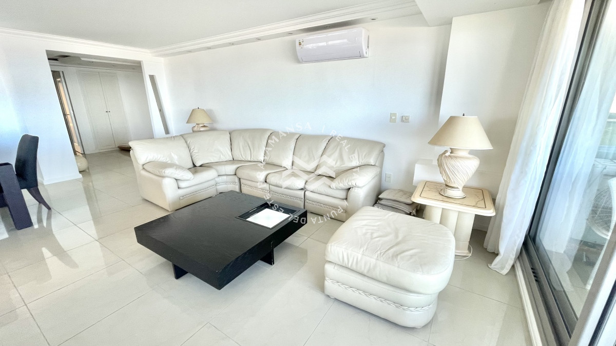 Apartamento ID.82 - VENTA Apartamento 3 dormitorios y servicio frente al mar en Playa Brava