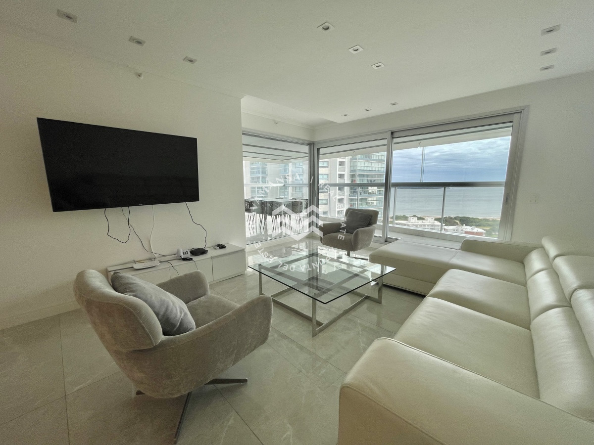 Apartamento ID.258 - Hermoso apartamento 3 dormitorios y servicio disponible en alquiler! Playa Mansa, frente al mar