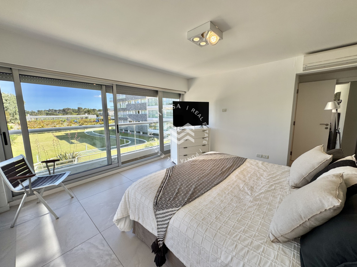 Apartamento ID.715 - VENTA Gran apartamento en Playa Brava, 3 dormitorios y dependencia servicio